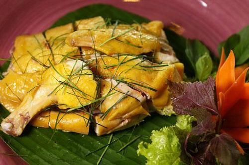 Luộc gà vàng ươm căng bóng, da giòn thịt ngọt chỉ cần dùng đúng 1 thứ này, đầu bếp nhà hàng cũng phải 'nể'