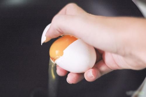 Mách bạn cách đập trứng bằng một tay như đầu bếp chuyên nghiệp
