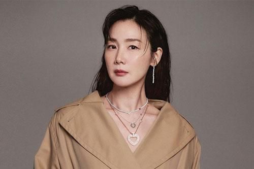 Người hâm mộ thích thú khoảnh khắc nhí nhảnh của 'người đẹp khóc' U50 Choi Ji Woo