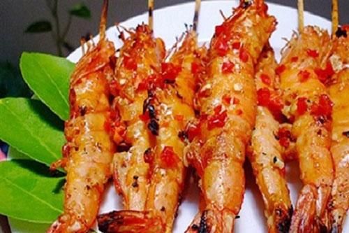 Tôm nướng muối ớt cả nhà vừa ăn, vừa phải gật gù khen khéo