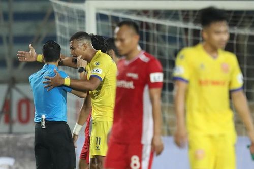 Tình huống Nam Định mất oan quả penalty trước Viettel