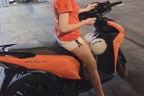 Nam thanh niên cầm mã tấu dọa chém, cướp xe máy của cô gái trên đường ở TP.HCM