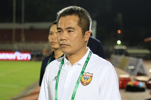 HLV Minh Đức 'đậu xe buýt' khiến Kiatisak lỡ cơ hội lên đỉnh, HAGL chỉ hơn Hà Nội FC 1 điểm