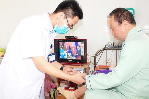 Thương bệnh nhân như người thân…