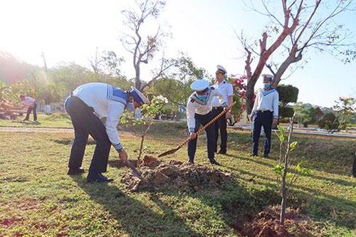 Đoàn cơ sở Lữ đoàn 957, Vùng 4 Hải Quân tổ chức 'Ngày thứ bảy tình nguyện'
