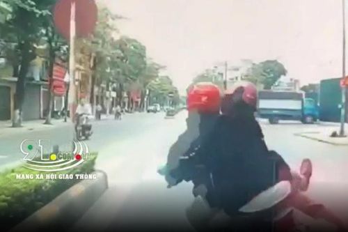 Tình huống xe máy va chạm ô tô đâm vào cửa nhà dân gây tranh cãi