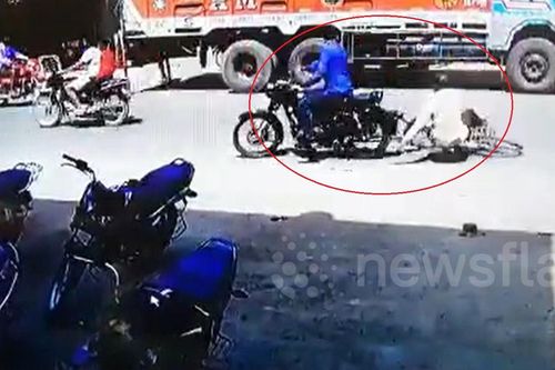 Tài xế xe máy ném xe đạp vào ông cụ gây phẫn nộ