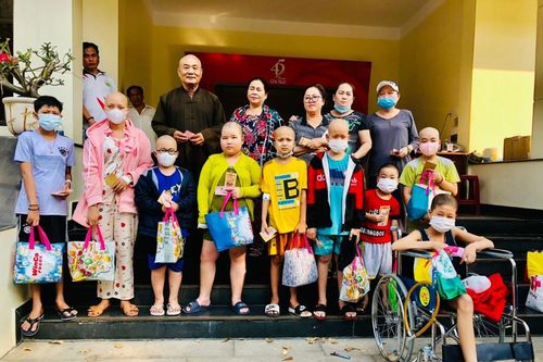 Trao tặng hơn 180 triệu đồng đến bệnh nhân ung bướu khó khăn