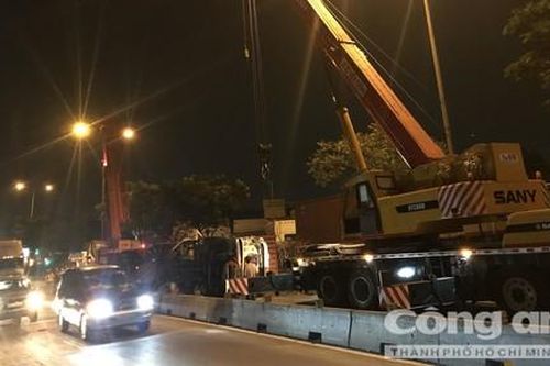 Container lật nhào, quốc lộ 1 ở Sài Gòn kẹt xe cả đêm