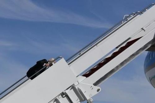 Biden vấp ngã nhiều lần khi bước lên chuyên cơ gây lo ngại sức khỏe