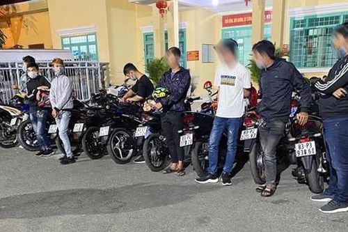 11 xe máy che biển số phóng bạt mạng