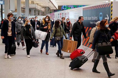 Số ca tử vong tại châu Âu vượt mốc 1 triệu, người dân ồ ạt rời Paris trước giờ phong tỏa