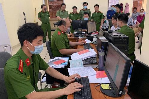 Công an huyện Thạch Thất đẩy nhanh tiến độ cấp căn cước công dân cho người dân