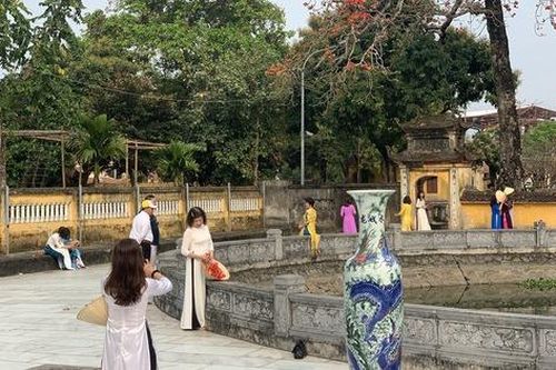 Du khách đổ về chùa Trung Hành khi biết tin sư trụ trì phải đi giáo dưỡng