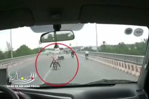 Nữ 'Ninja' lấn làn lao thẳng vào đầu ô tô tải, khoảnh khắc vụ tai nạn khiến tất cả rụng rời