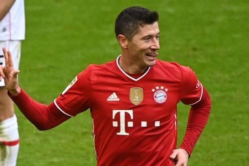 Lewandowski mất 22 phút để lập hat-trick
