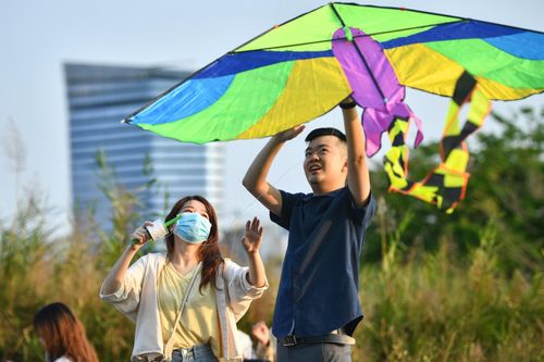 Bãi thả diều lớn nhất TP.HCM nhộn nhịp chiều cuối tuần