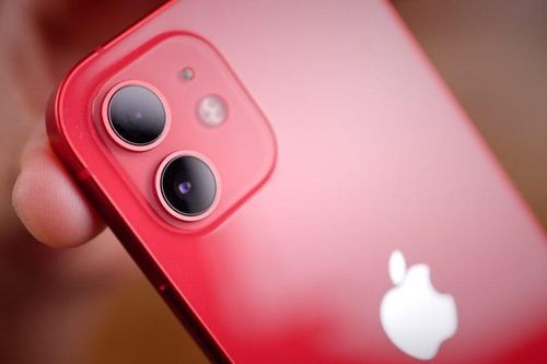 Apple bị phạt vì bán iPhone không kèm sạc