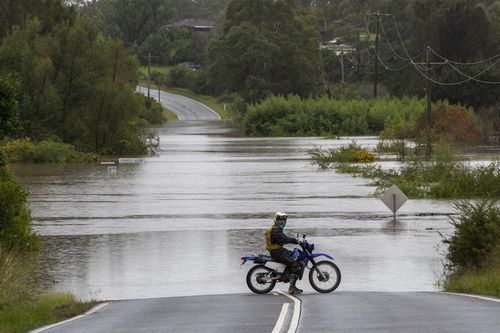 Đường biến thành sông vì 'lũ lụt thế kỷ' ở Australia