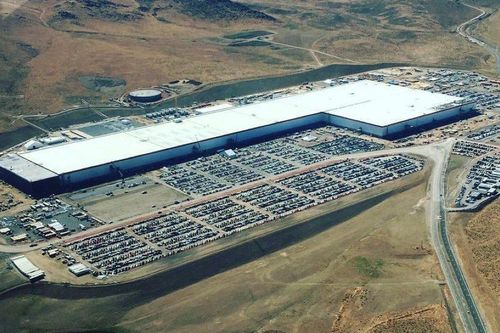 Một người Nga dùng 1 triệu USD để tấn công nhà máy Tesla