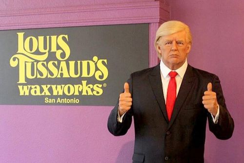 Tượng sáp ông Trump bị tấn công