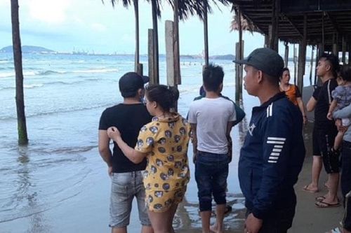 Quảng Ngãi: Tắm biển, một học sinh lớp 8 mất tích