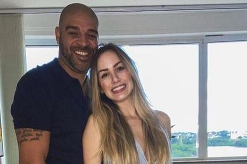 Cựu sao tuyển Brazil Adriano hẹn hò 2 bạn gái cũ cùng lúc