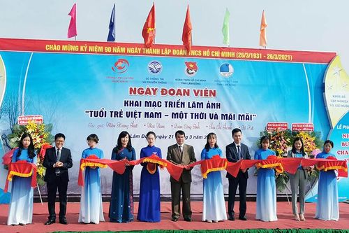 Những khoảnh khắc hào hùng của tuổi trẻ Việt Nam thời binh lửa