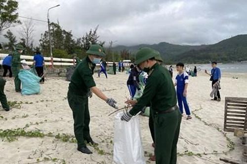 Ra quân làm sạch môi trường bãi biển