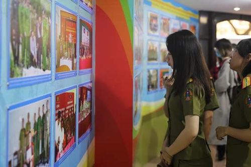 Triển lãm 'Công an nhân dân Lào - Việt Nam - Thắm tình hữu nghị'