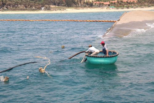 4.000 lít dầu lẫn nước trong con tàu chở tro bay nhiệt điện bị chìm đã được hút xong