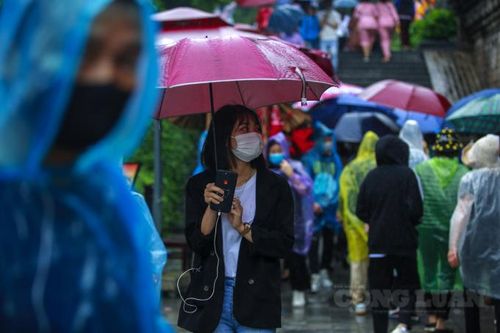 Hàng nghìn người dân 'đội mưa' đi chùa Tam Chúc ngày cuối tuần