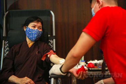 Du khách thập phương hào hứng trong ngày hội hiến máu tại chùa Tam Chúc