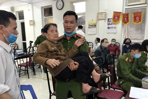 Cảnh sát cõng người cao tuổi đi làm căn cước công dân gắn chíp