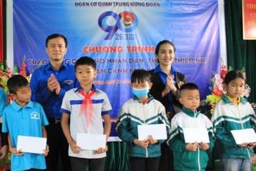 Người nghèo Tuyên Quang xúc động nhận quà của đoàn tình nguyện Trung ương Đoàn