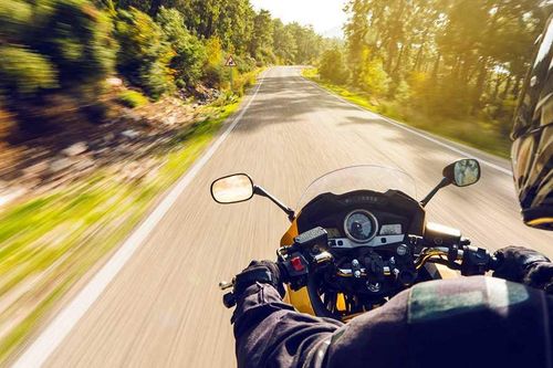 Phóng mô tô gần 300 km/h: Việt Nam phạt 10,5 triệu, nước ngoài có thể bị phạt tù
