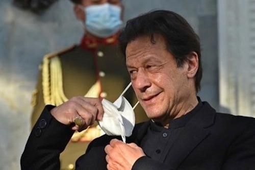 Thủ tướng Pakistan tiêm vắc-xin vẫn nhiễm Covid-19, dân châu Âu biểu tình chống phong tỏa