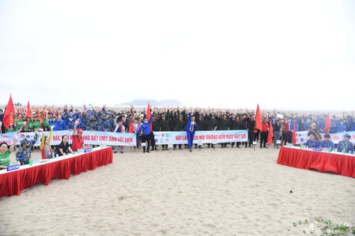 Hơn 500 tình nguyện viên đồng loạt ra quân nhặt rác làm sạch biển