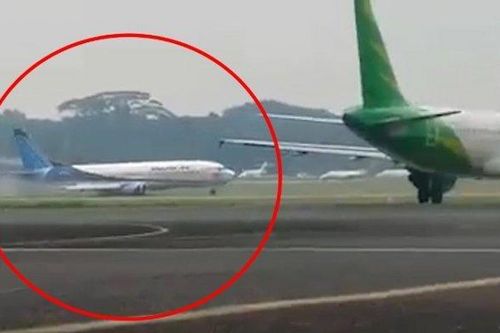 Video máy bay Boeing 737 của Indonesia trượt khỏi đường băng, lao xuống đồng cỏ