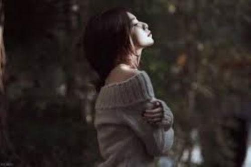 Mỗi sáng ngủ dậy, bạn trai luôn đặt tờ 100 nghìn đồng trên bàn để rồi khi biết lý do mà tôi lặng người