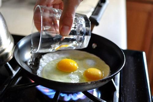 Ốp trứng đừng chỉ thêm dầu, thêm một thứ nữa, trứng không bị dính chảo lại có vị mềm ngon