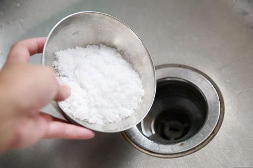 Cứ đem 1 bát muối xuống cống đang tắc, 10 phút sau thấy điều 'kì diệu' xảy ra