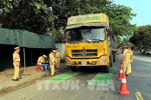 Ngày 1/4, xử lý vi phạm chở hàng quá khổ, quá tải, tự ý cải tạo phương tiện