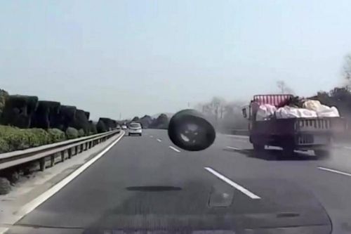 Ô tô tải bất ngờ rụng bánh văng vỡ kính xe phía sau