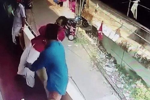 Clip: Đang đứng dựa vào ban công, người đàn ông tự dưng ỉu xìu rồi ngã ngửa, khoảnh khắc sau đó thót tim