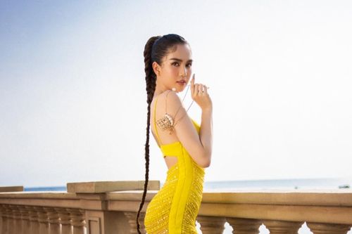 Ngọc Trinh diện váy soi rọi body, khoe trọn thân hình vạn người mê