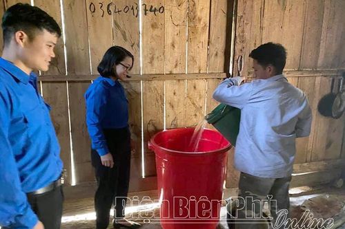 Tặng 22 thùng chứa nước cho bản Hua Pí