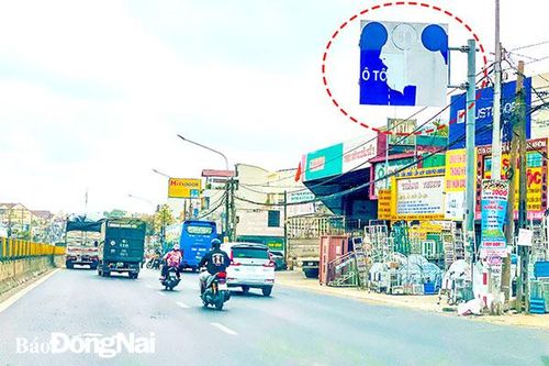 Biển báo làn đường trên quốc lộ 1 bị bong tróc