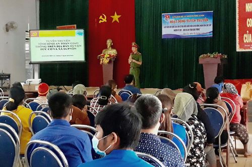 Tuyên truyền trật tự an toàn giao thông cho người dân xã Ia Pnôn