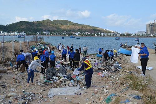 Làm sạch bãi biển khu vực xóm Mũi